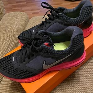 WMNS NIKE LUNARFLY 2